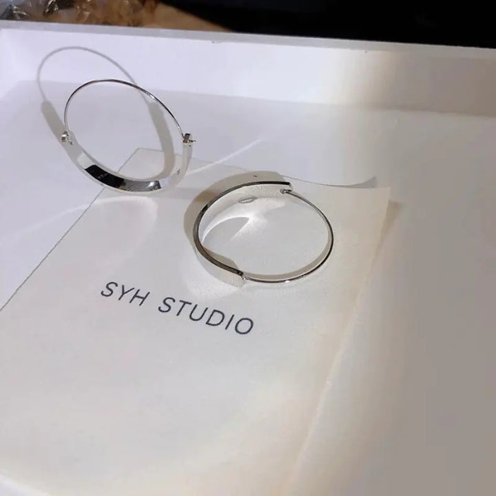 HELENA — Brincos de Argola Redondos | Estilo Contemporâneo